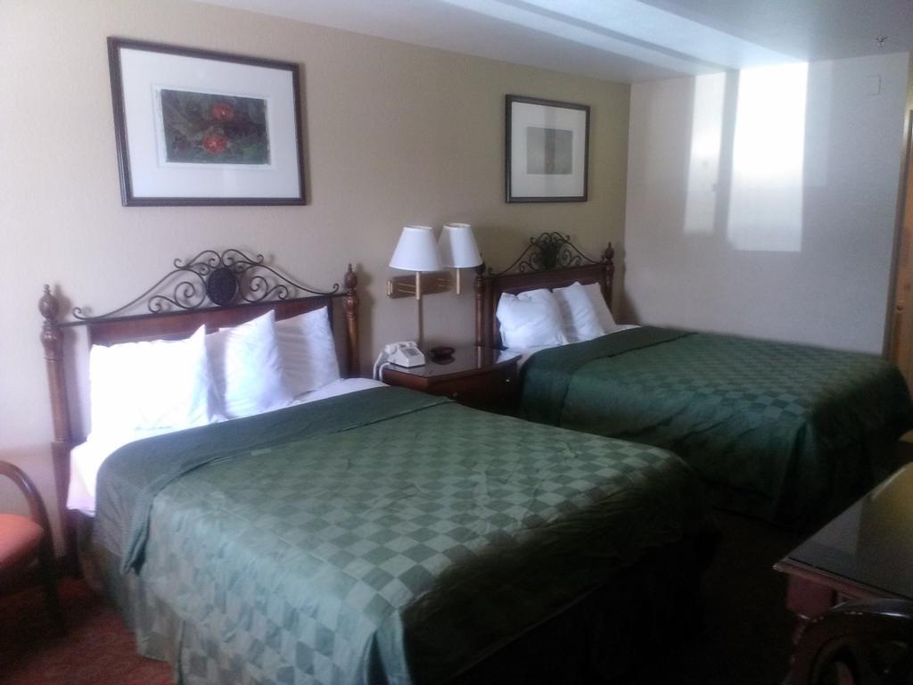 Days By Wyndham East Motel Kingman