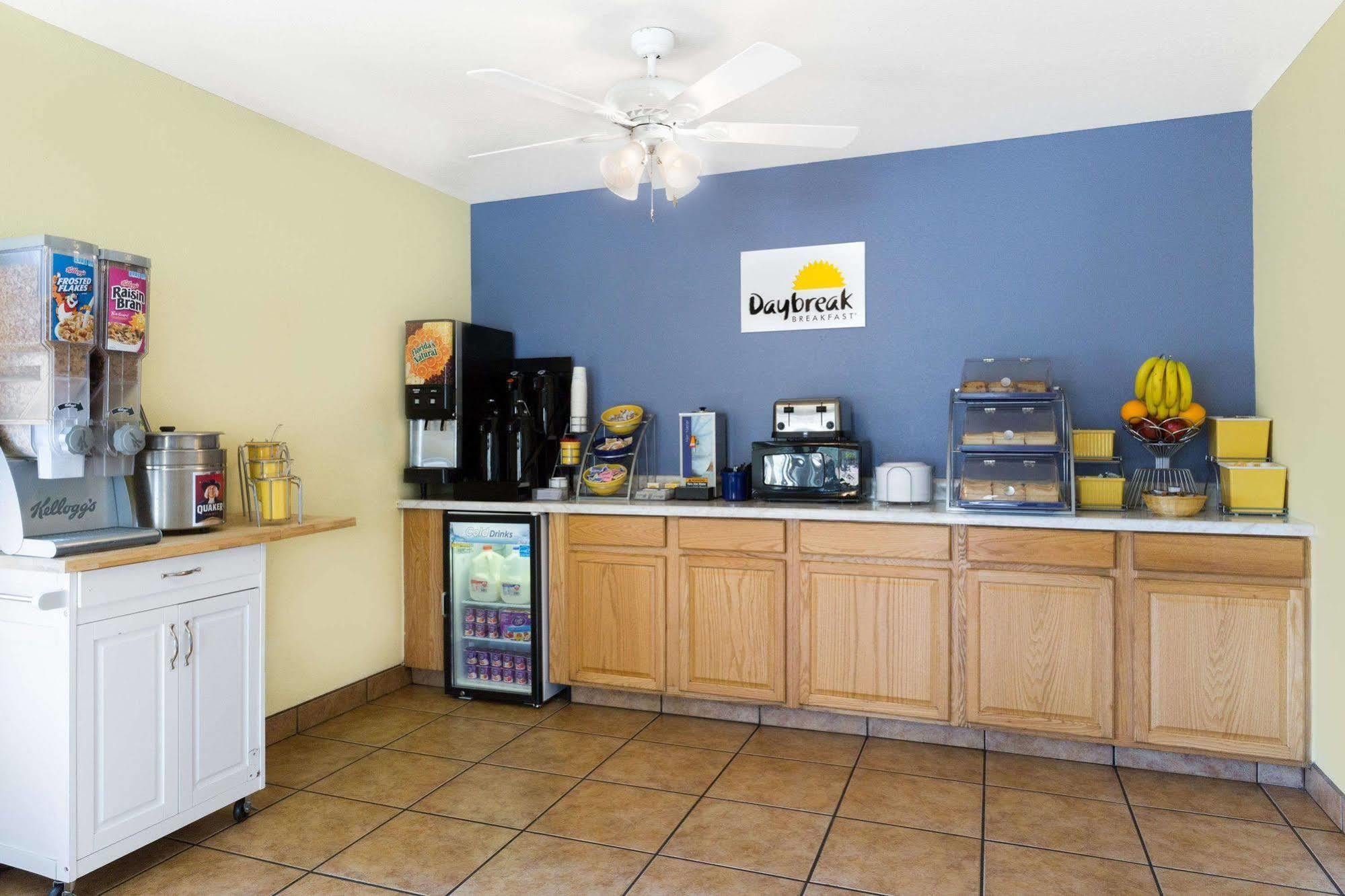 Days By Wyndham East Motel Kingman