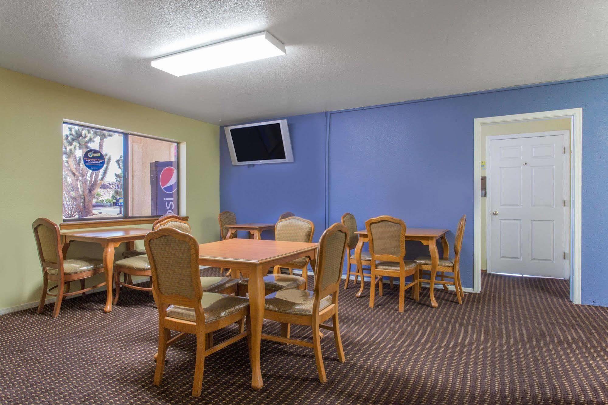 Days By Wyndham East 2*