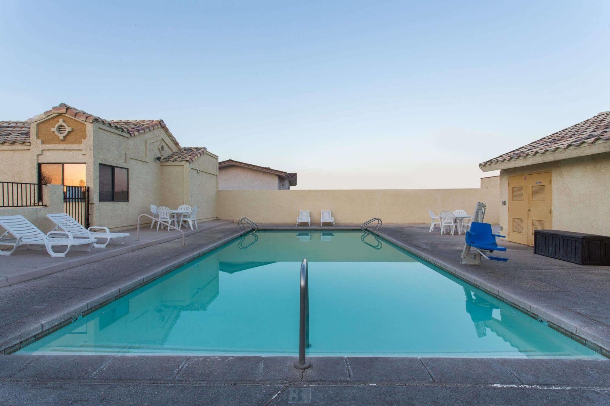 Days By Wyndham East Motel 2*